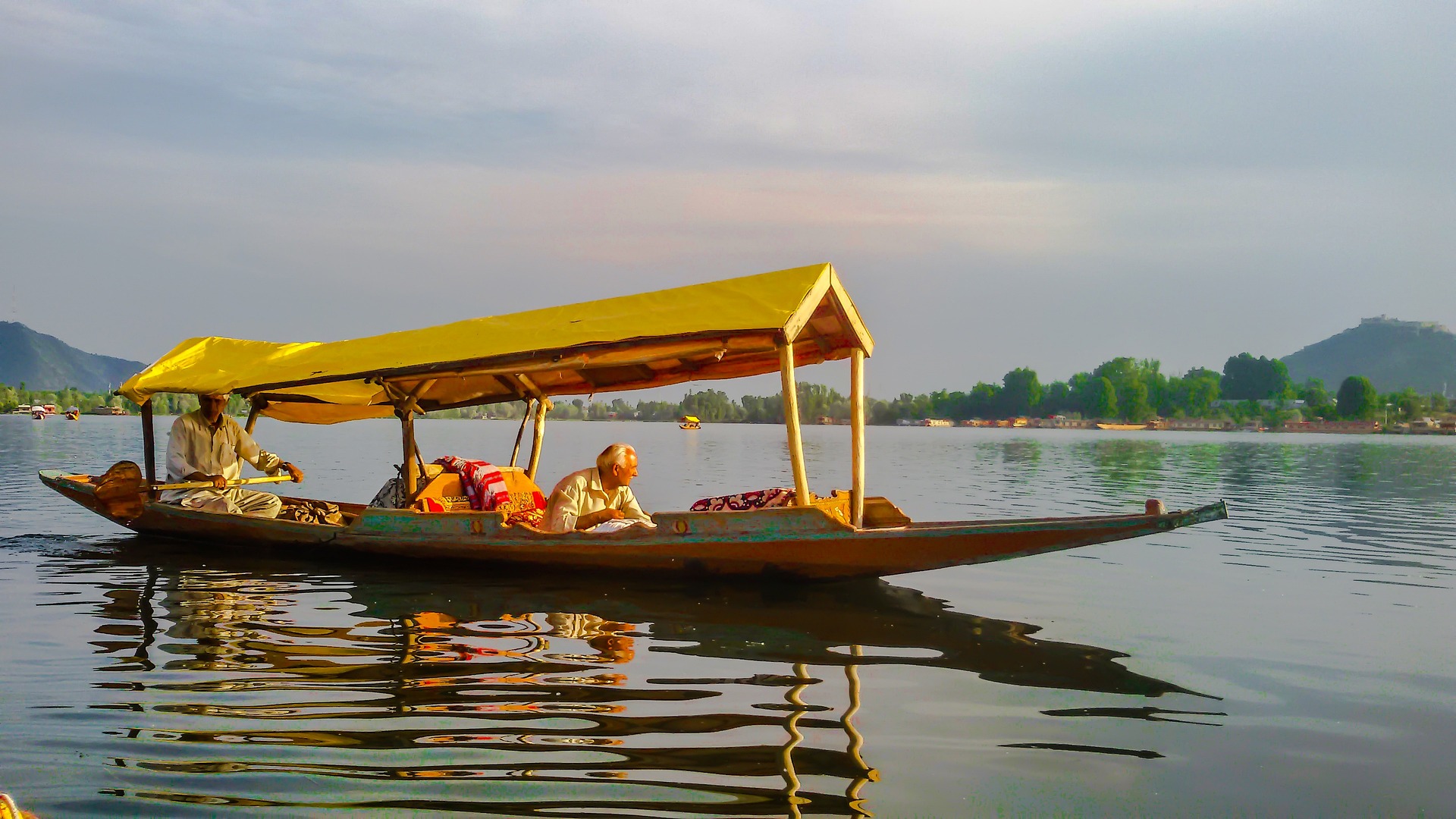 boat-on-lake